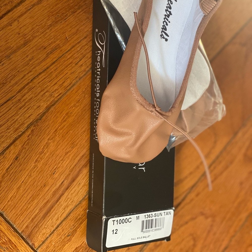 Theatricals ballet flats